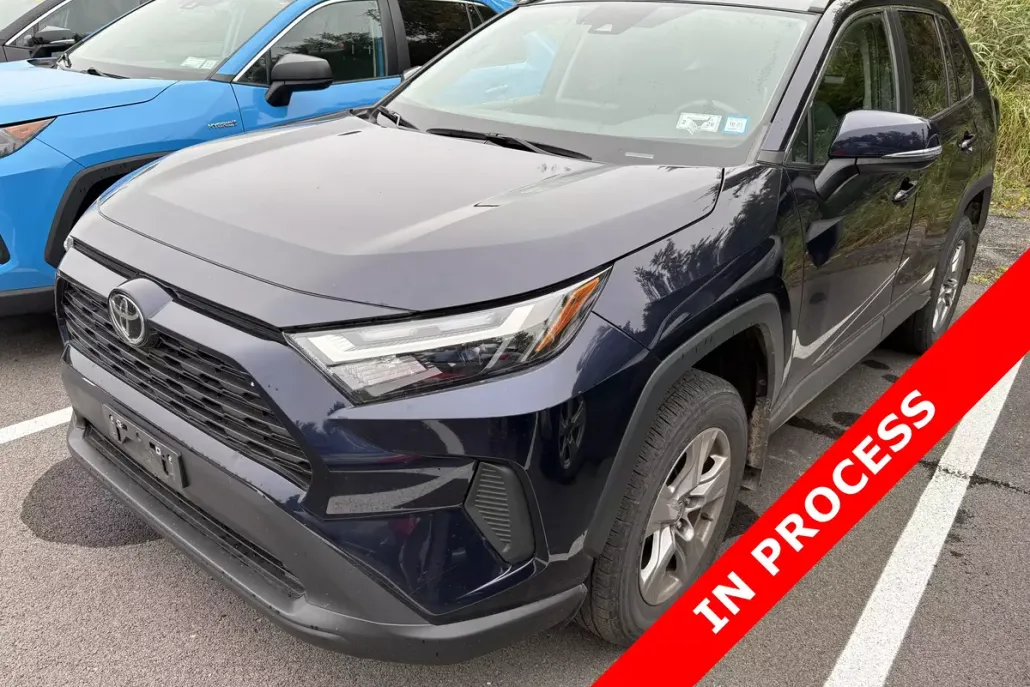 2022 Toyota RAV4 XLE photo 1