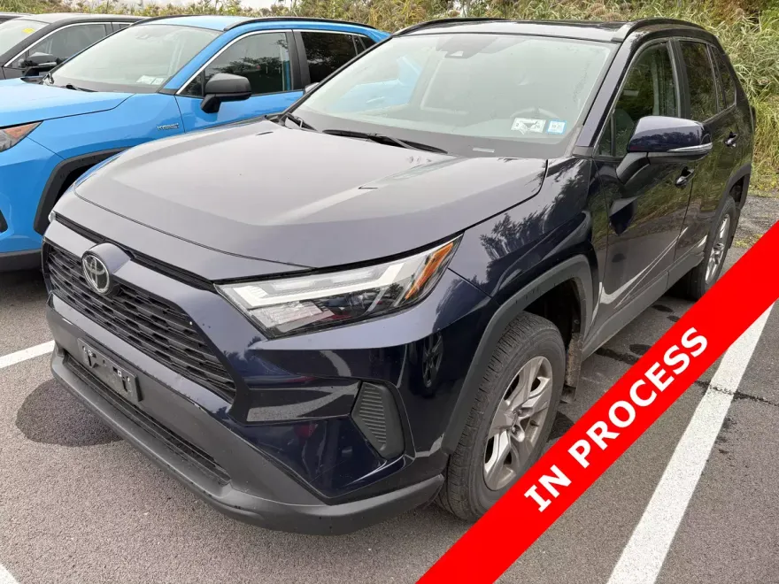 2022 Toyota RAV4 XLE photo 1