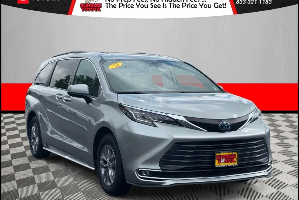 2022 Toyota Sienna XLE photo 1