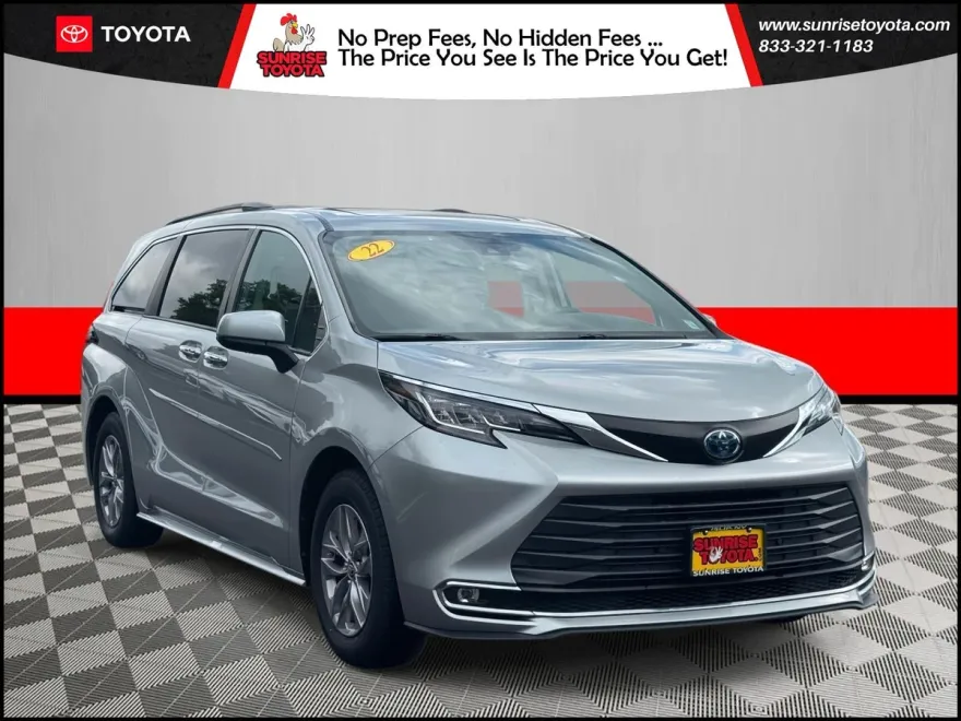 2022 Toyota Sienna XLE photo 1
