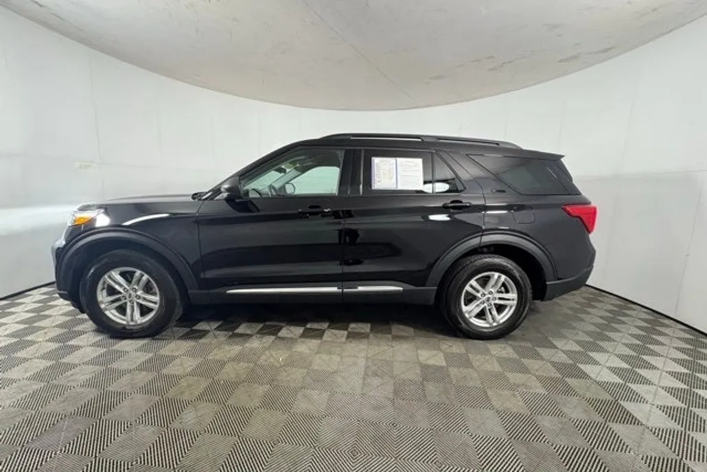 2023 Ford Explorer XLT photo 1