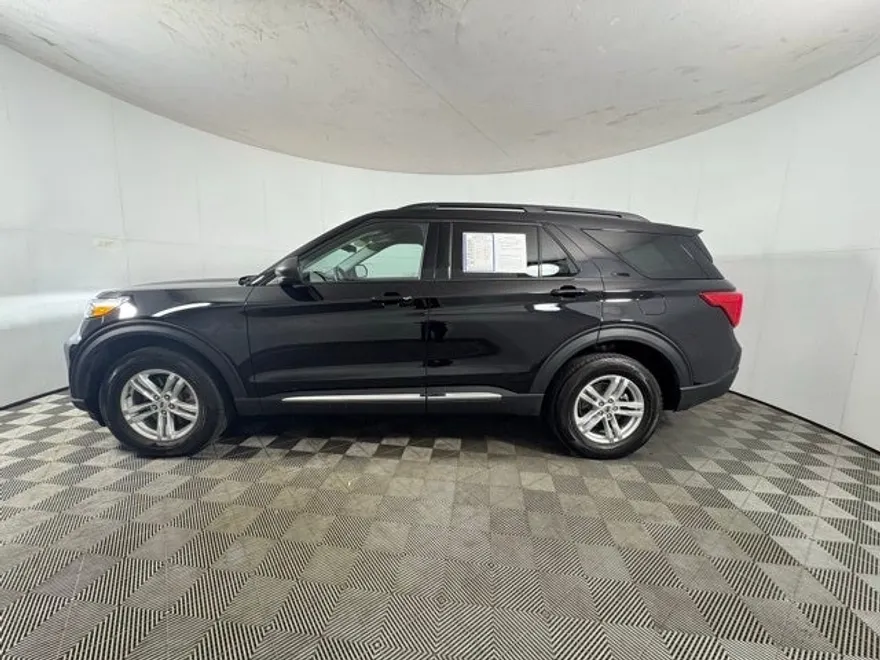 2023 Ford Explorer XLT photo 1