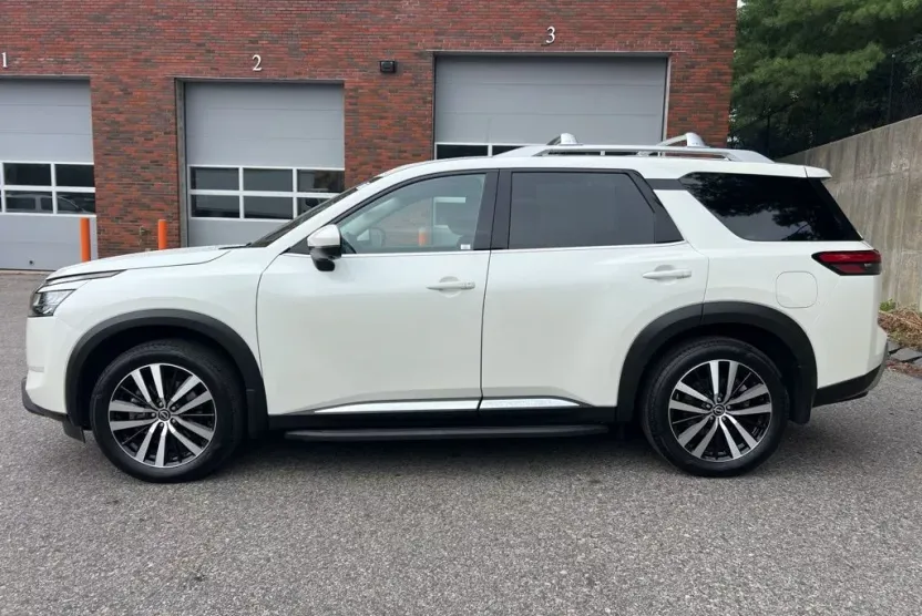 2024 Nissan Pathfinder Platinum photo 1