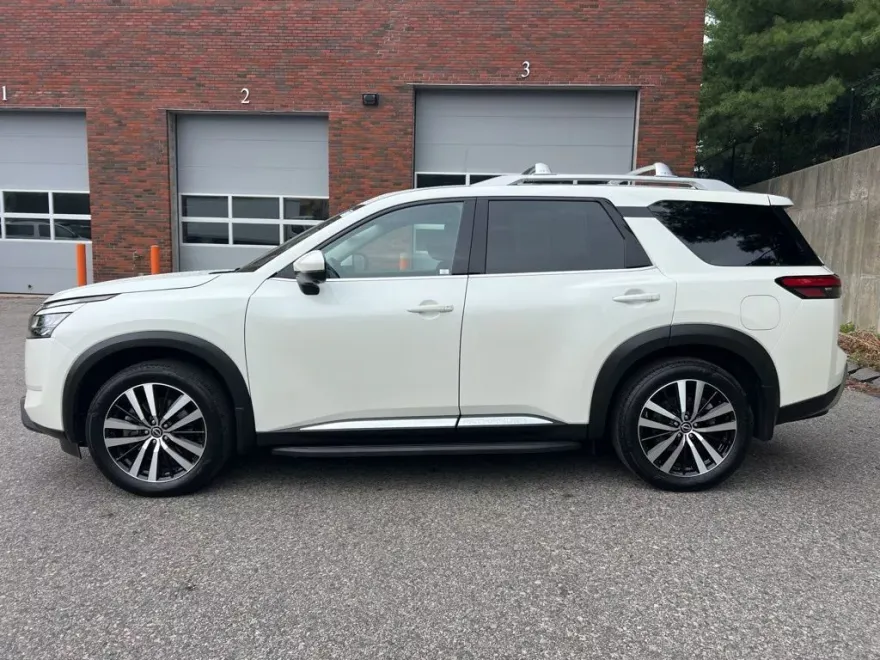 2024 Nissan Pathfinder Platinum photo 1