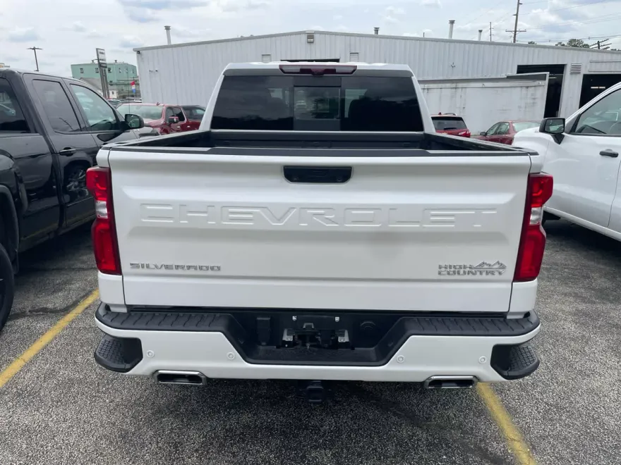 2024 Chevrolet Silverado 1500 High Country photo 1