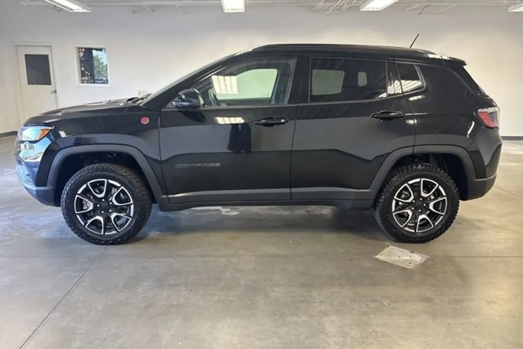 2024 Jeep Compass Trailhawk photo 1