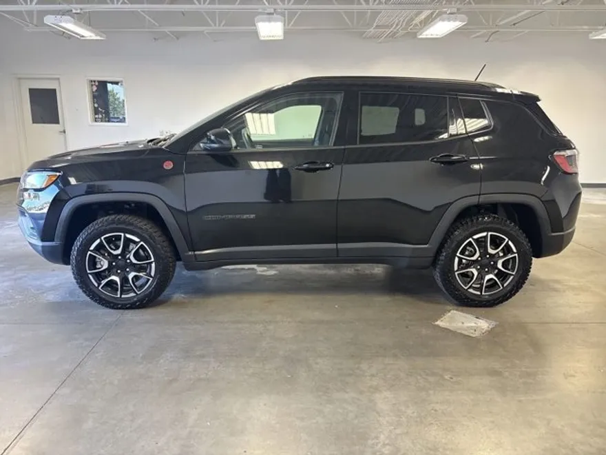 2024 Jeep Compass Trailhawk photo 1