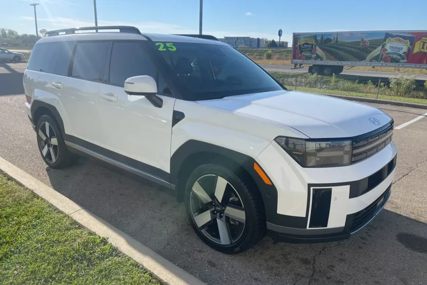 2025 Hyundai Santa Fe photo 1