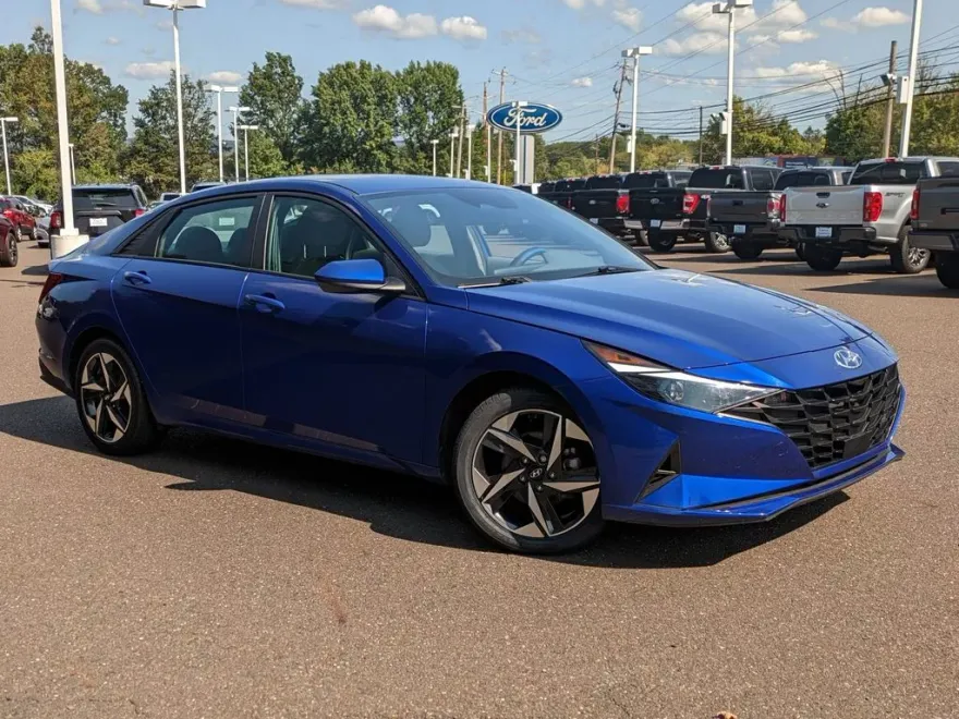 2023 Hyundai Elantra SEL photo 1