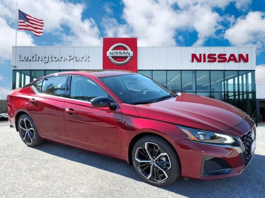 2025 Nissan Altima SR photo 1