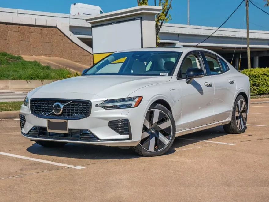 2023 Volvo S60 Recharge T8 Plus photo 1