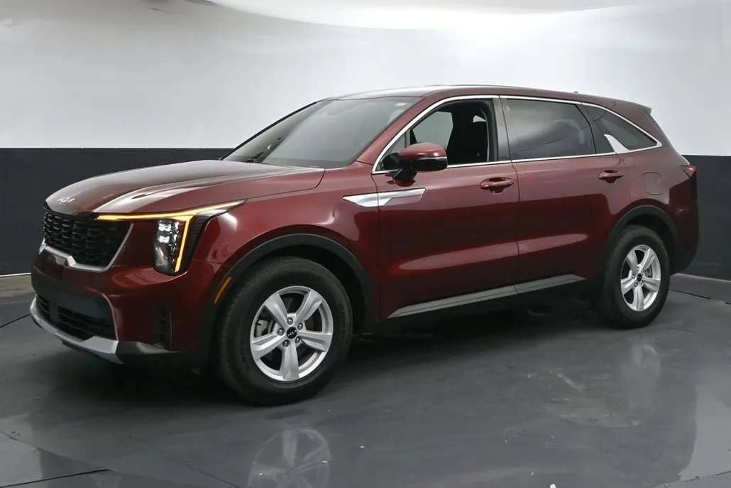 2024 Kia Sorento LX photo 1