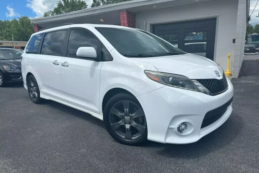 2017 Toyota Sienna SE photo 1