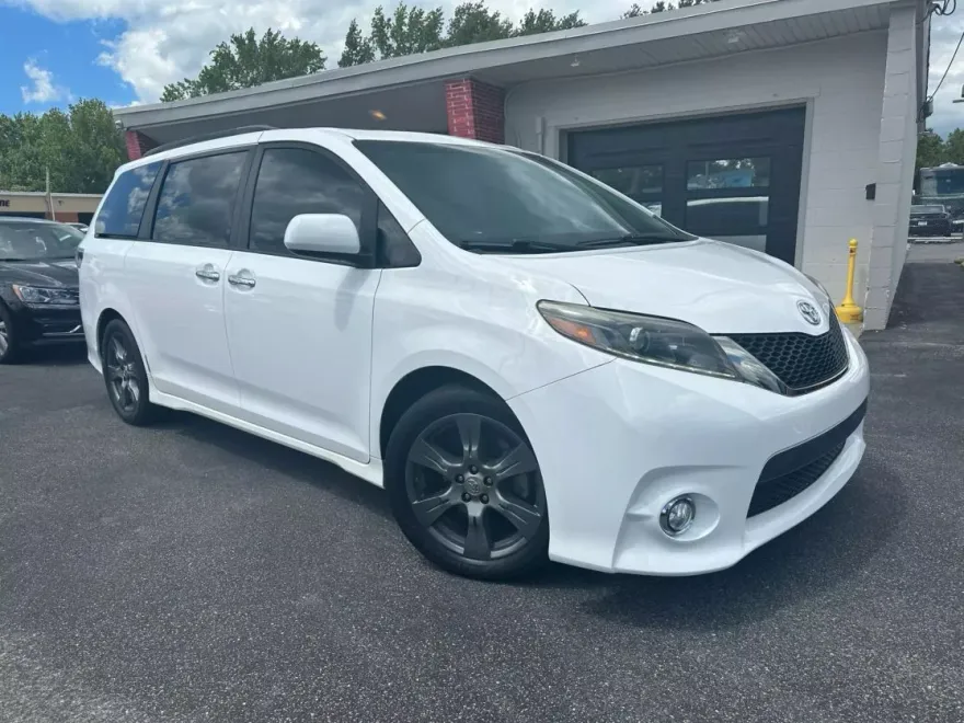 2017 Toyota Sienna SE photo 1
