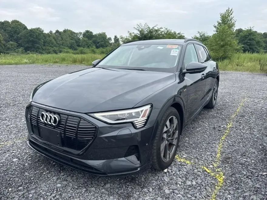 2021 Audi e-tron Premium photo 1