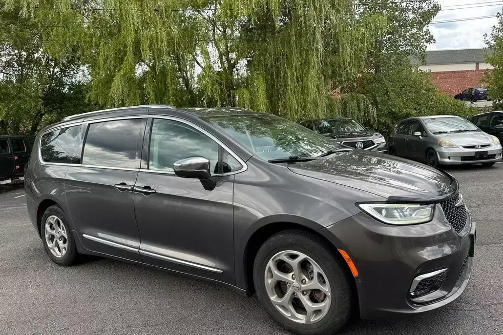 2021 Chrysler Pacifica Limited photo 1