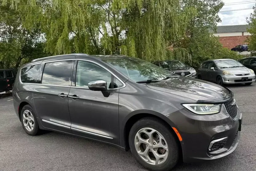 2021 Chrysler Pacifica Limited photo 1