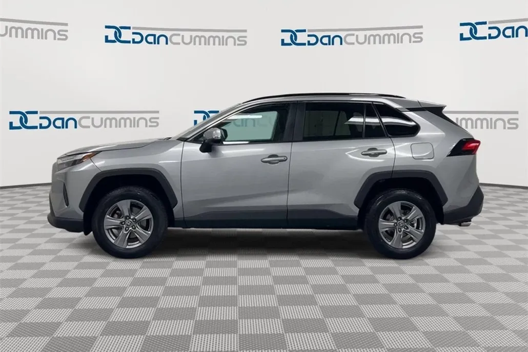 2022 Toyota RAV4 XLE photo 1