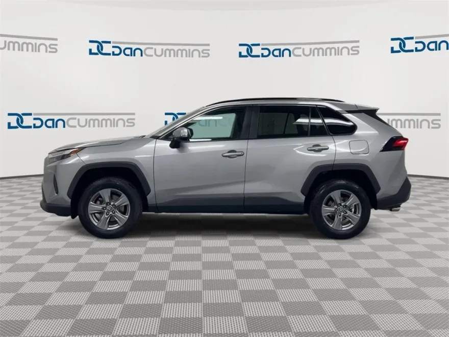 2022 Toyota RAV4 XLE photo 1