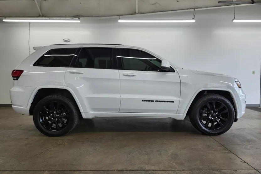 2019 Jeep Grand Cherokee Laredo Altitude photo 1