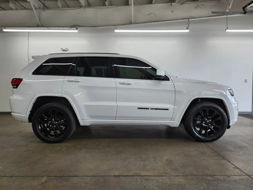 2019 Jeep Grand Cherokee Laredo Altitude photo 1