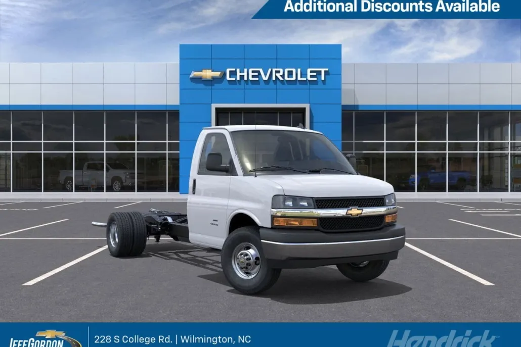 2025 Chevrolet Express Cutaway 3500 photo 1