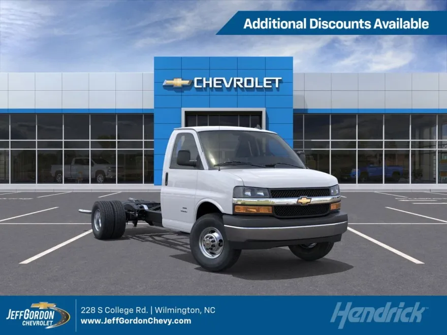2025 Chevrolet Express Cutaway 3500 photo 1