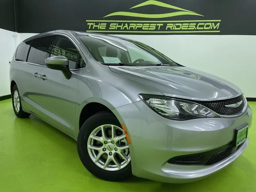 2021 Chrysler Pacifica Touring photo 1