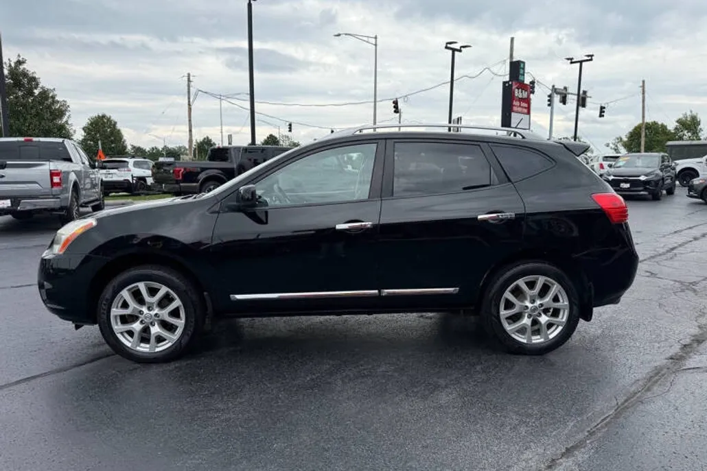 2011 Nissan Rogue SV photo 1