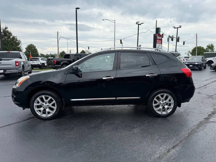 2011 Nissan Rogue SV photo 1