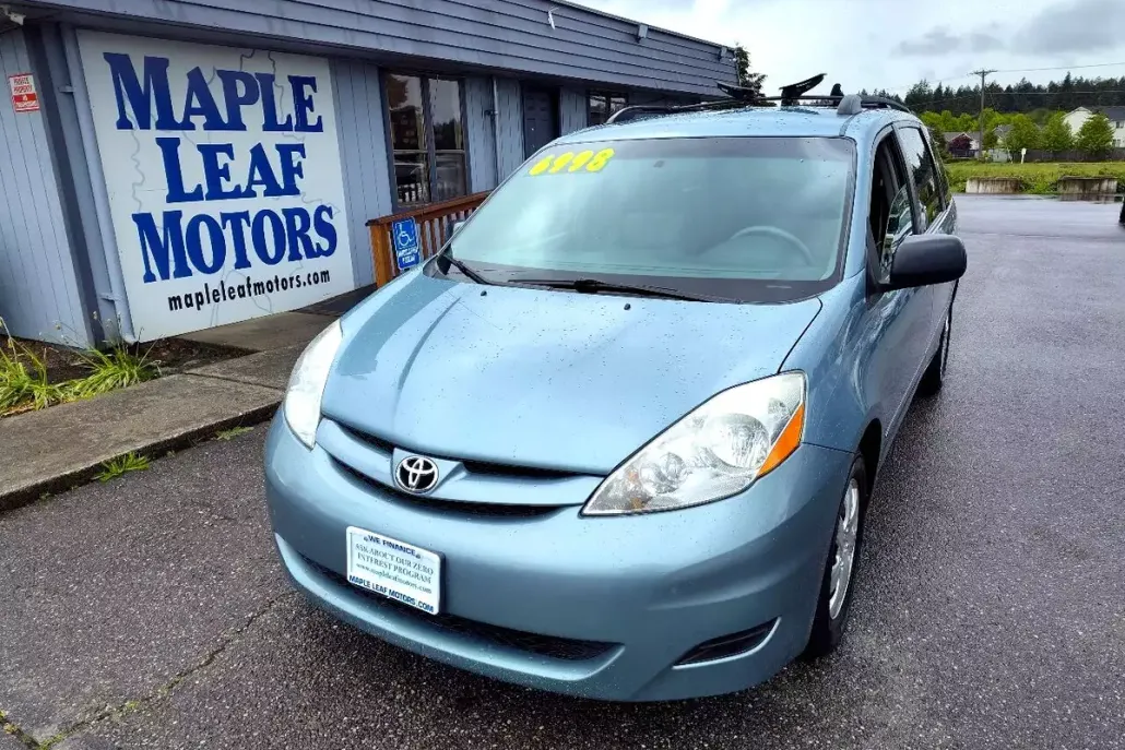 2009 Toyota Sienna LE photo 1