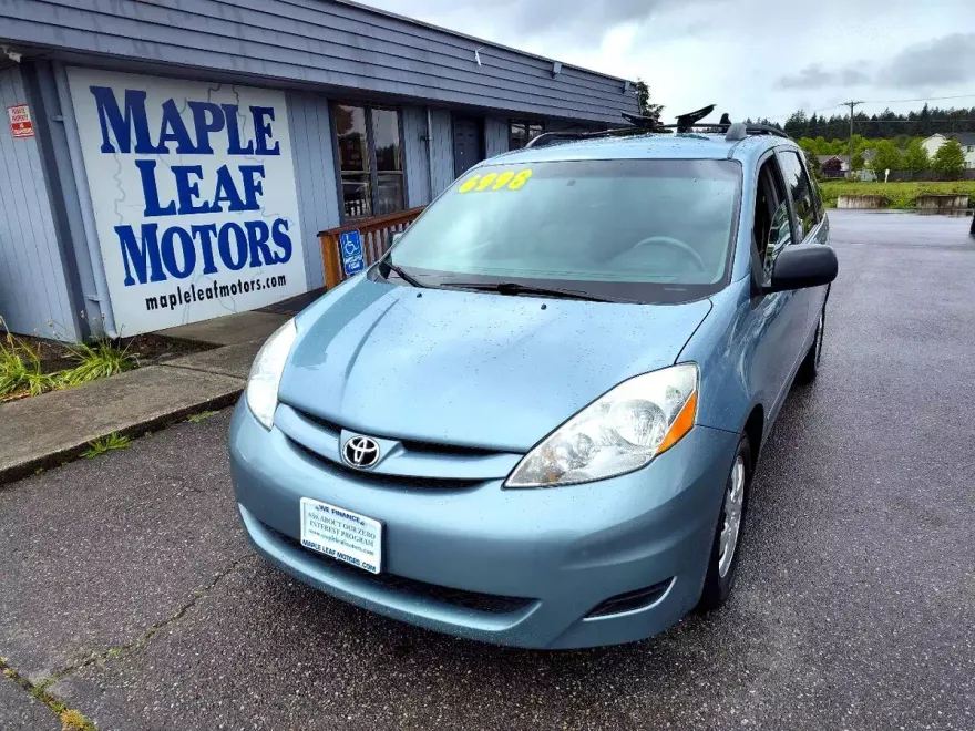 2009 Toyota Sienna LE photo 1