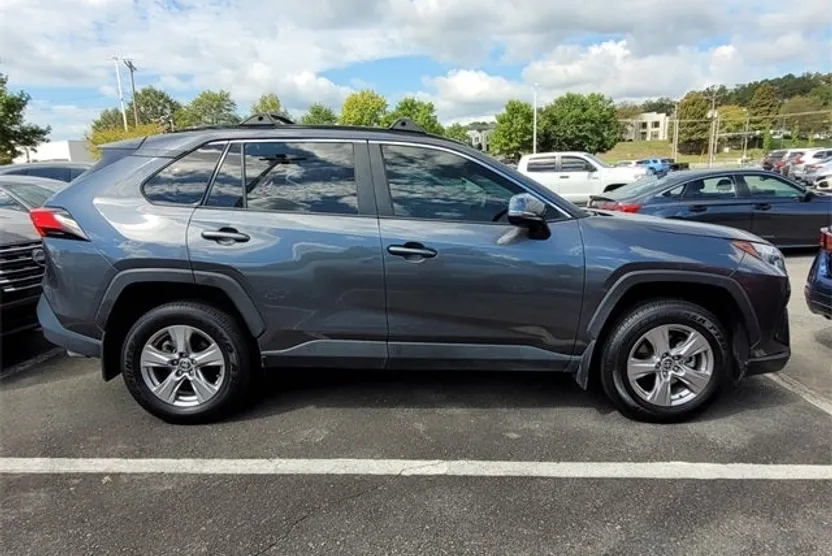 2022 Toyota RAV4 XLE photo 1