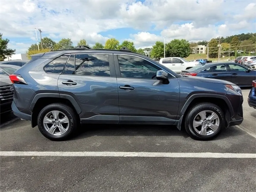 2022 Toyota RAV4 XLE photo 1