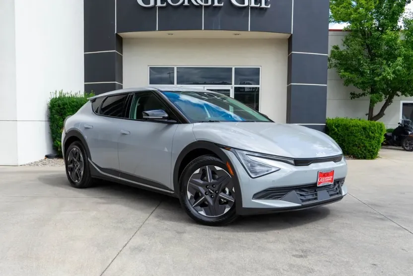2025 Kia EV6 Light photo 1