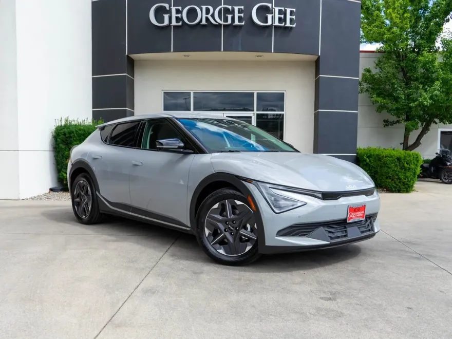 2025 Kia EV6 Light photo 1