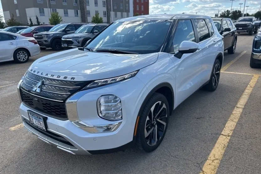 2024 Mitsubishi Outlander SE Black Edition photo 1