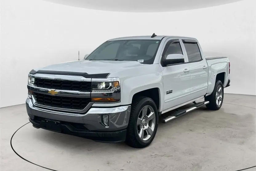 2017 Chevrolet Silverado 1500 LT photo 1