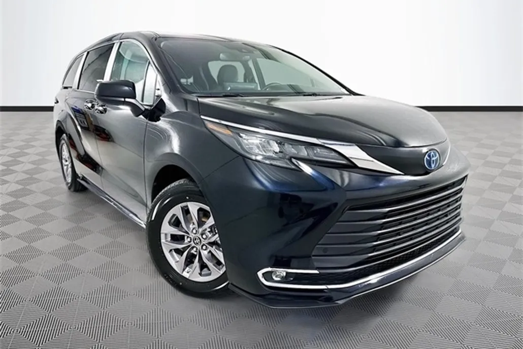 2024 Toyota Sienna XLE photo 1