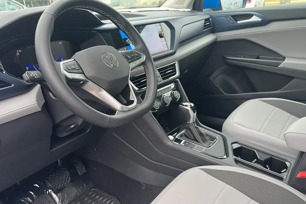 2024 Volkswagen Taos SE photo 1