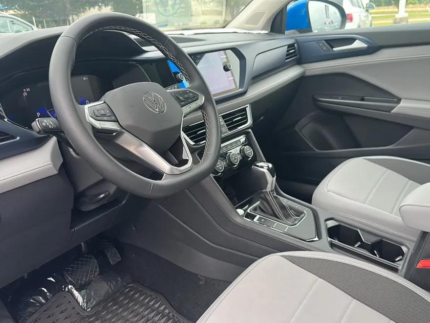 2024 Volkswagen Taos SE photo 1