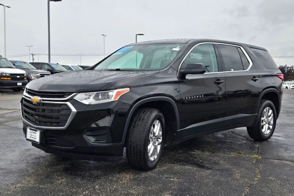 2021 Chevrolet Traverse LS photo 1