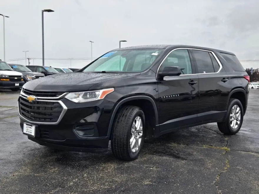 2021 Chevrolet Traverse LS photo 1