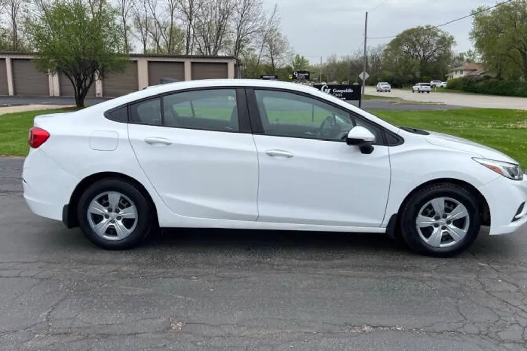 2017 Chevrolet Cruze LS photo 1