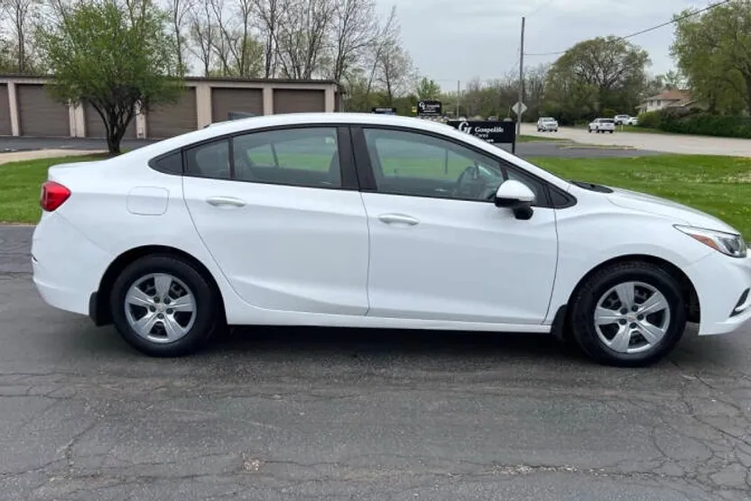 2017 Chevrolet Cruze LS photo 1