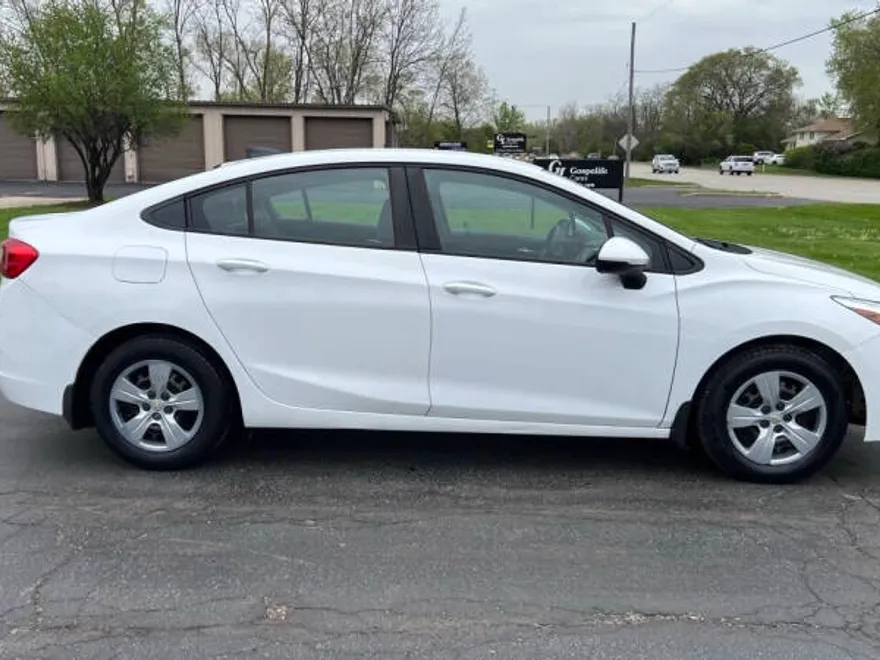 2017 Chevrolet Cruze LS photo 1