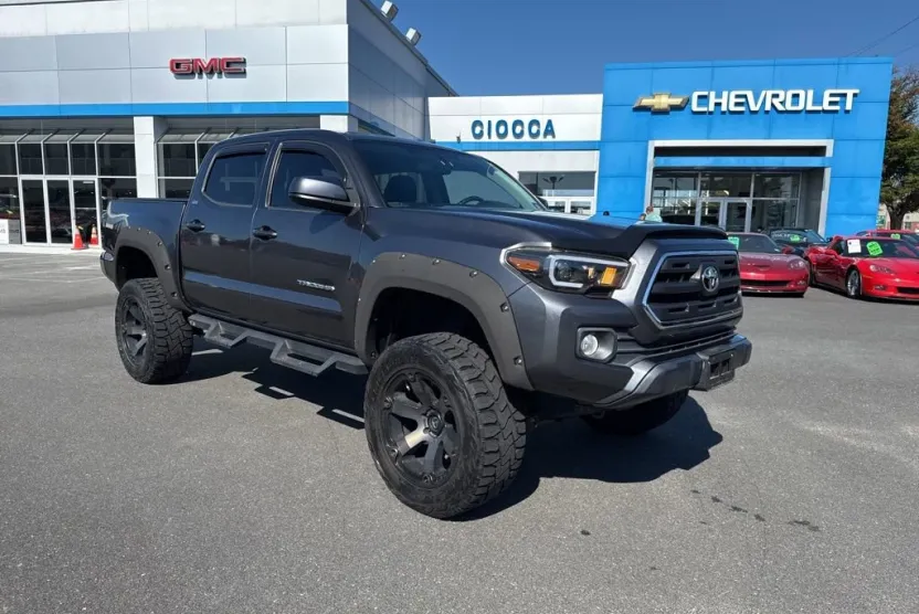 2017 Toyota Tacoma SR5 photo 1