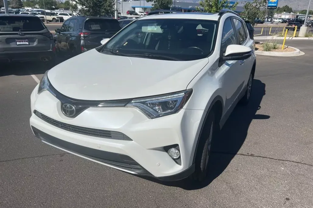 2017 Toyota RAV4 Limited photo 1