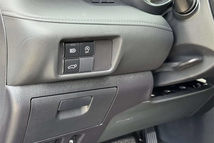 2023 Toyota Highlander LE photo 1