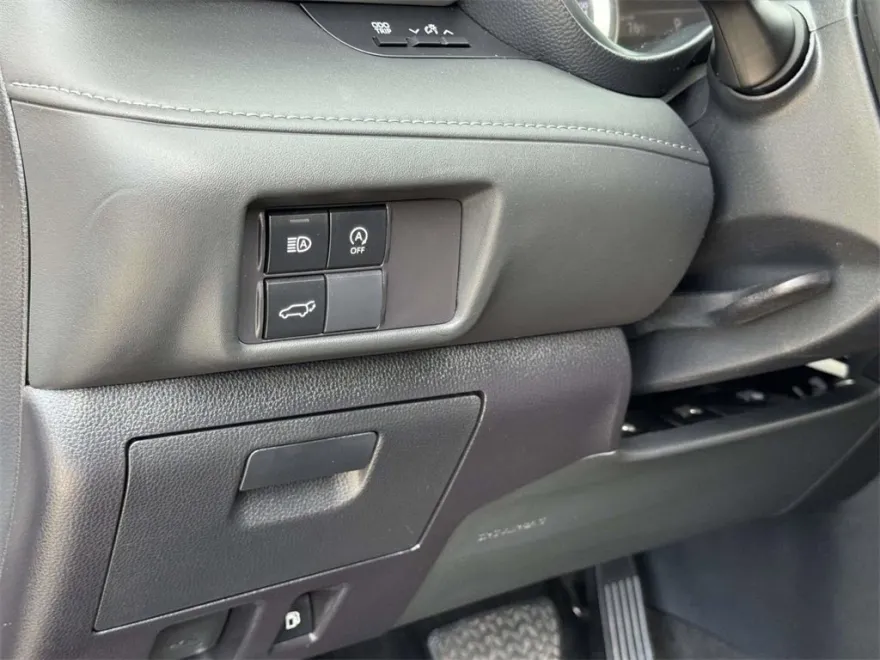 2023 Toyota Highlander LE photo 1